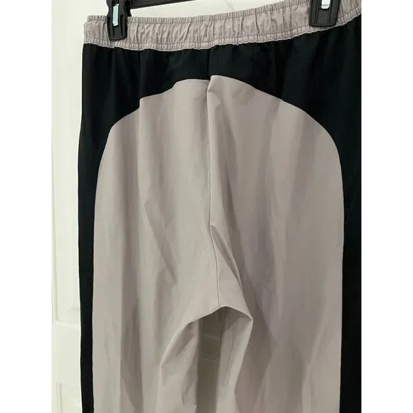 NWOT On Running Women's Run On Clouds Track Pant MEDIUM Zinc & Black